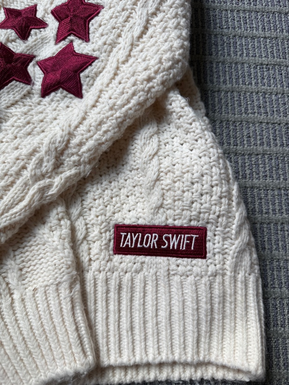 Taylor Swift Red TV cardigan star patches authentic XS/s 🎾 - Picture 3 of 5